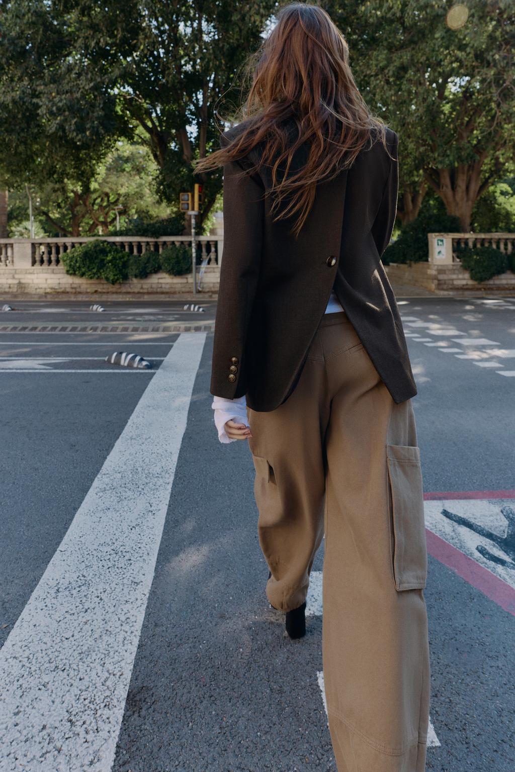 БЛЕЙЗЕР С ПОДПЛЕЧНИКАМИ, ПУГОВИЦА И РАЗРЕЗ СЗАДИ