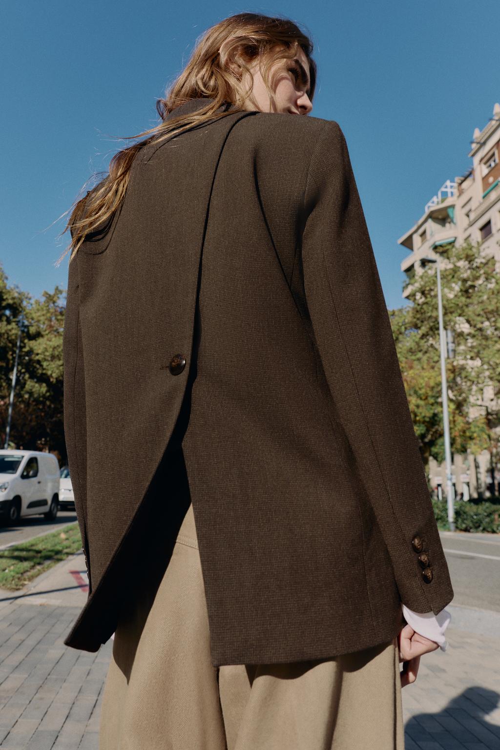 БЛЕЙЗЕР С ПОДПЛЕЧНИКАМИ, ПУГОВИЦА И РАЗРЕЗ СЗАДИ