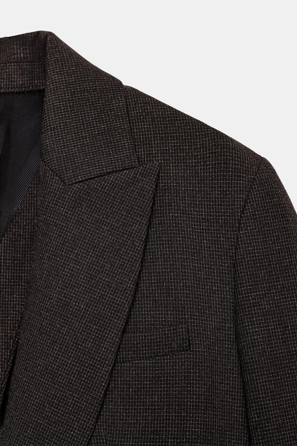 БЛЕЙЗЕР С ПОДПЛЕЧНИКАМИ, ПУГОВИЦА И РАЗРЕЗ СЗАДИ