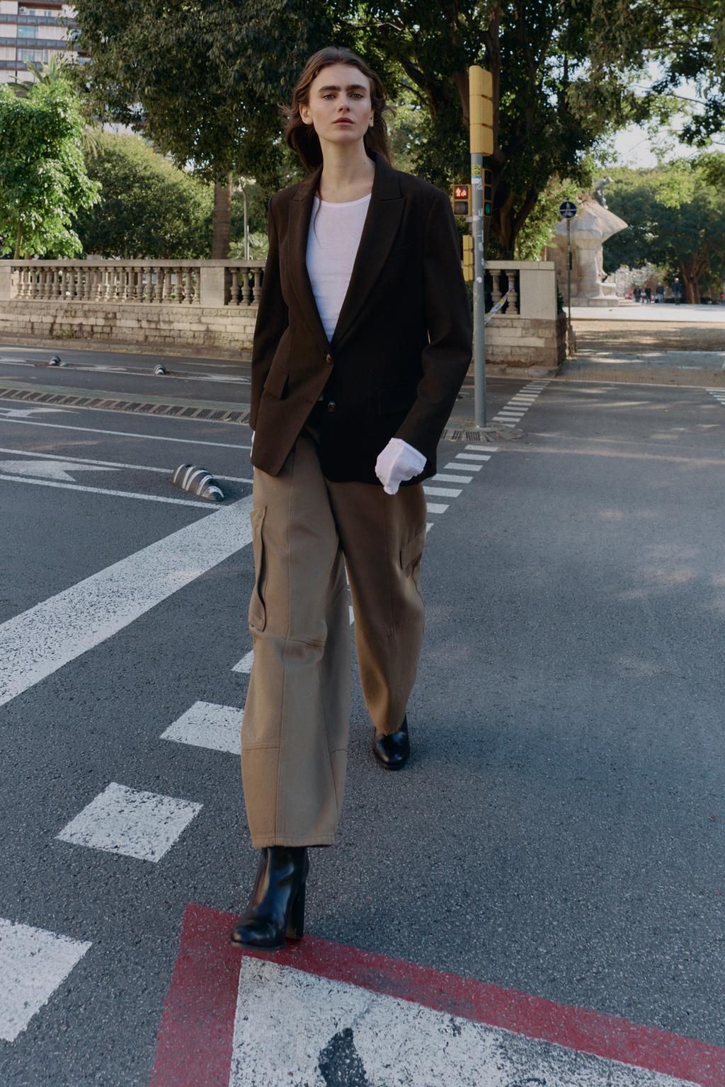 БЛЕЙЗЕР С ПОДПЛЕЧНИКАМИ, ПУГОВИЦА И РАЗРЕЗ СЗАДИ