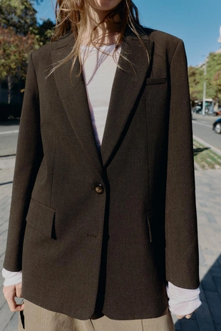 Блейзер с подплечниками, пуговица и разрез сзади- Заказать в России