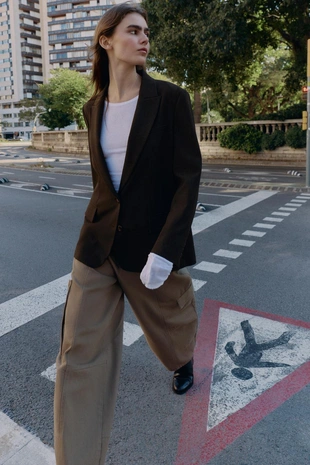 Блейзер с подплечниками, пуговица и разрез сзади- Заказать в России