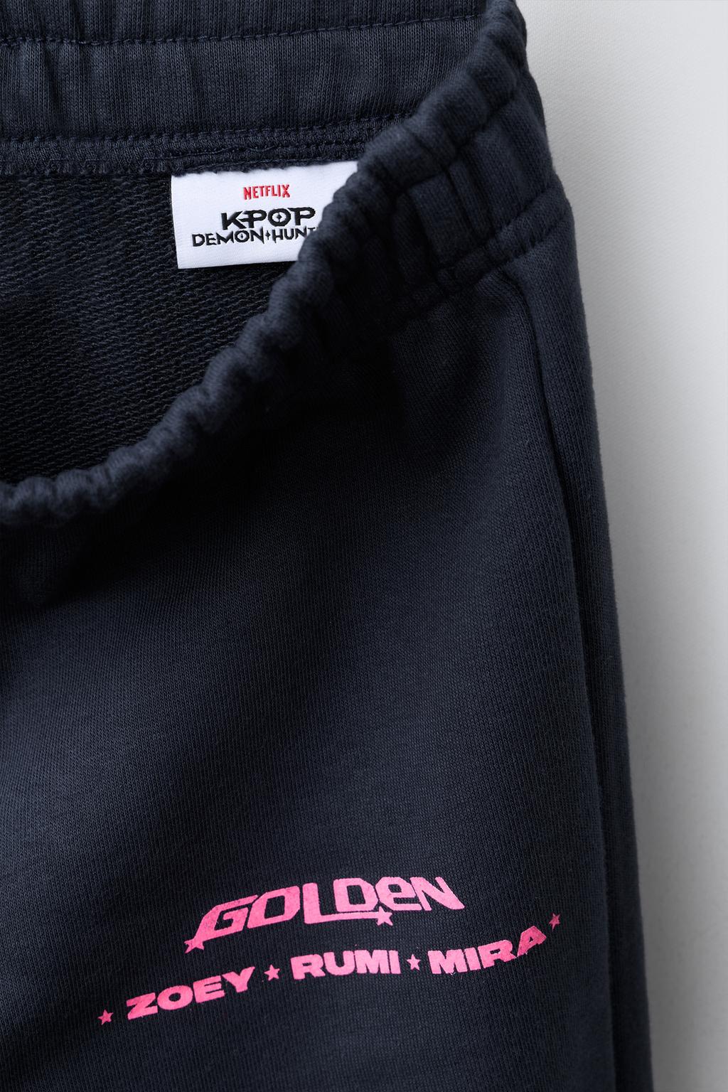 БРЮКИ WIDE LEG ИЗ МЯГКОЙ ТКАНИ KPOP DEMON HUNTERS™ NETFLIX ©