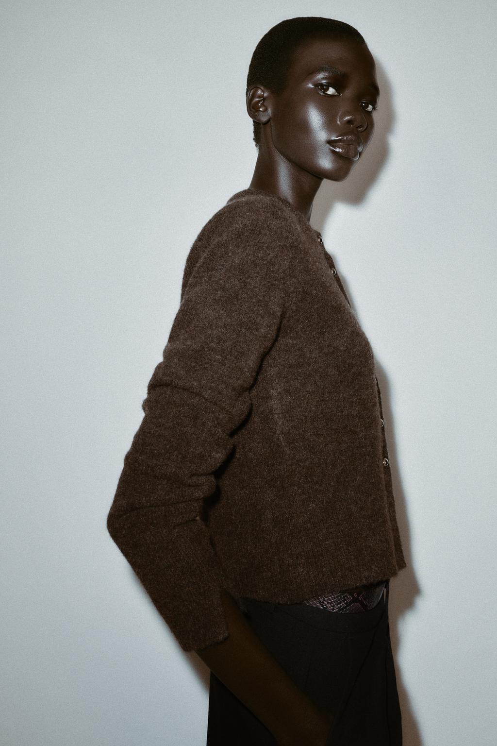 ВЯЗАНЫЙ КАРДИГАН С КРУГЛЫМИ ПУГОВИЦАМИ