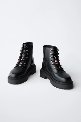 Ботинки со шнуровкой и подвесками- Заказать в России