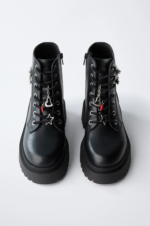 Ботинки со шнуровкой и подвесками- Заказать в России