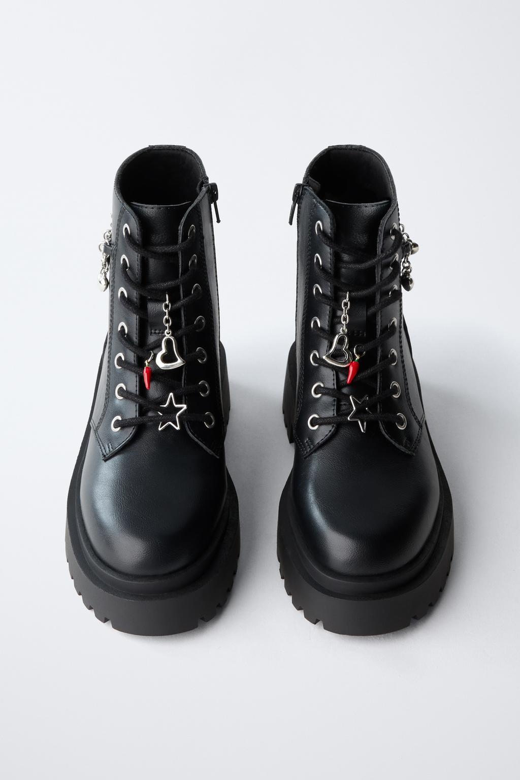 БОТИНКИ СО ШНУРОВКОЙ И ПОДВЕСКАМИ