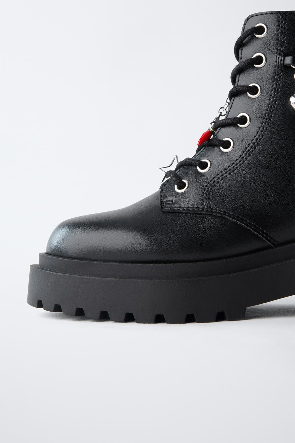 БОТИНКИ СО ШНУРОВКОЙ И ПОДВЕСКАМИ