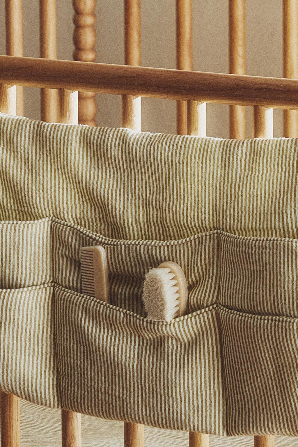 Полосатый муслиновый органайзер для подвешивания