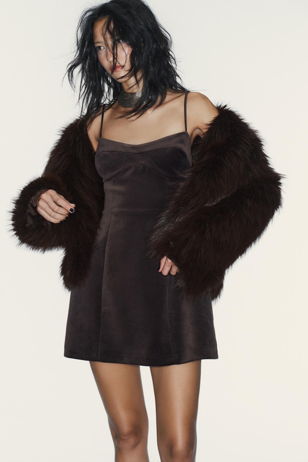 КОРОТКОЕ ПЛАТЬЕ НА БРЕТЕЛЯХ