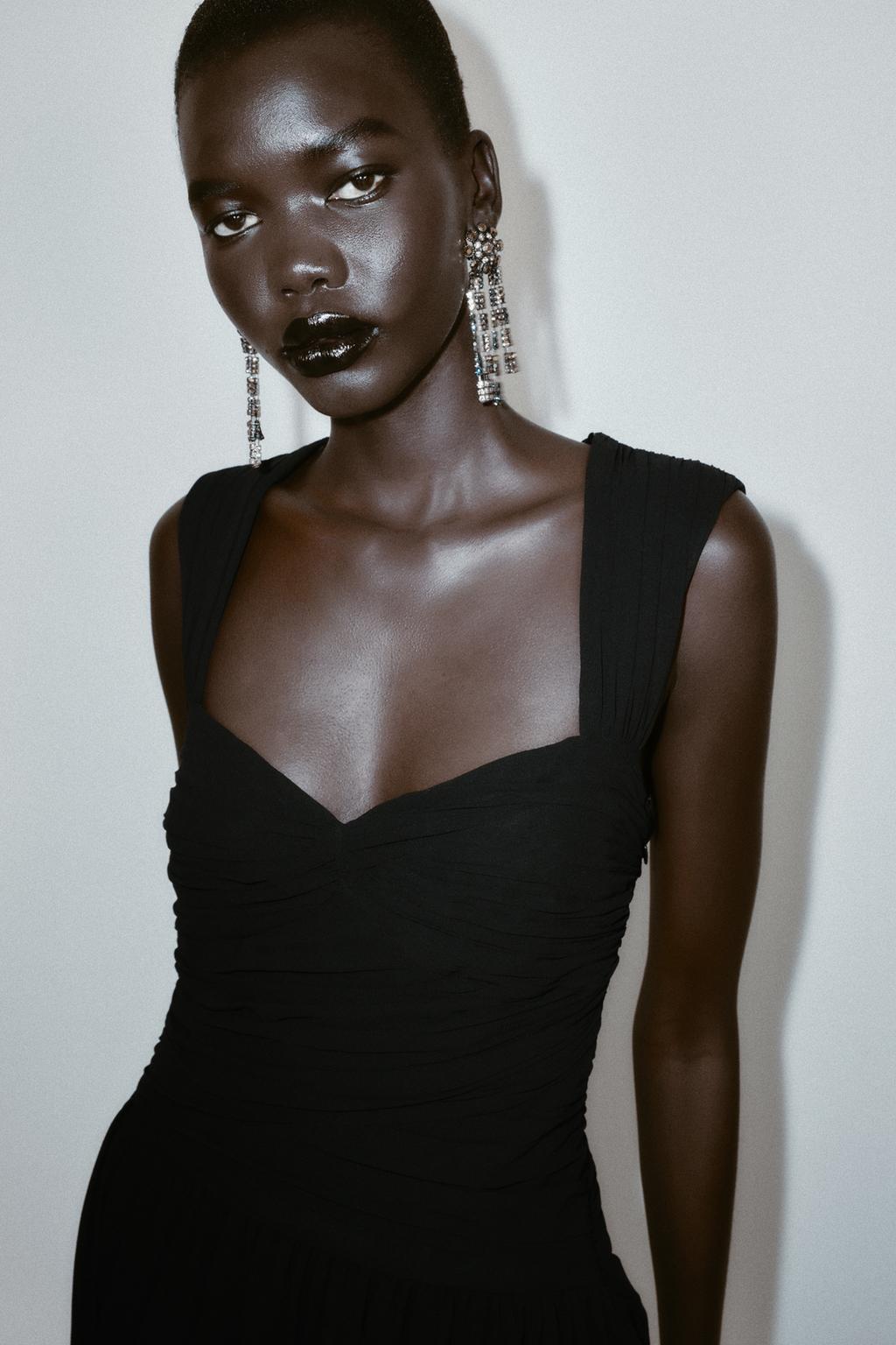 МИНИ-ПЛАТЬЕ АСИММЕТРИЧНОГО КРОЯ СО СБОРКАМИ И НИЗОМ-БАЛЛОНОМ