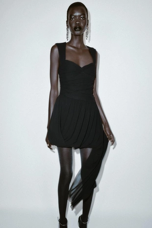 Мини-платье асимметричного кроя со сборками и низом-баллоном- Заказать в России