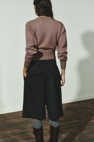 Укороченный однотонный свитер