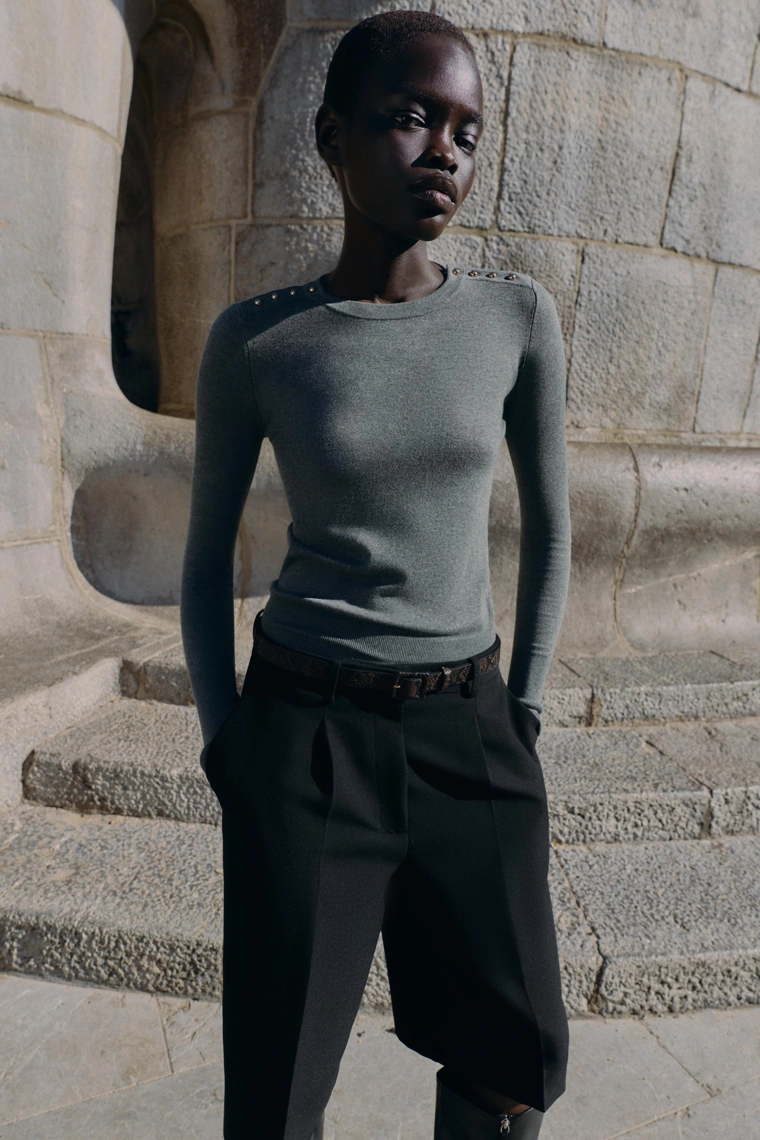 Трикотажный свитер с золотыми пуговицами