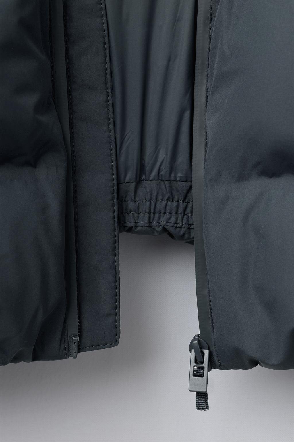 СТЕГАНОЕ ПАЛЬТО С НАШИВКОЙ WATER REPELLENT