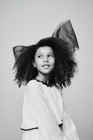 Легкое платье с цветочным украшением- Заказать в России