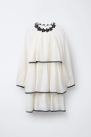 Легкое платье с цветочным украшением- Заказать в России