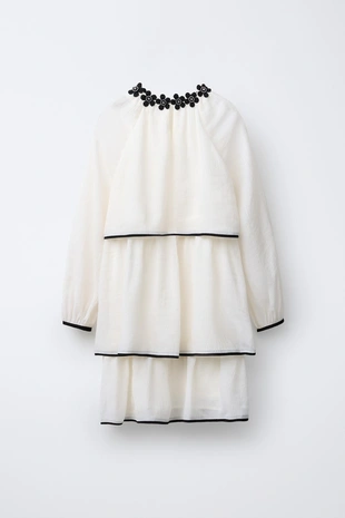 Легкое платье с цветочным украшением- Заказать в России