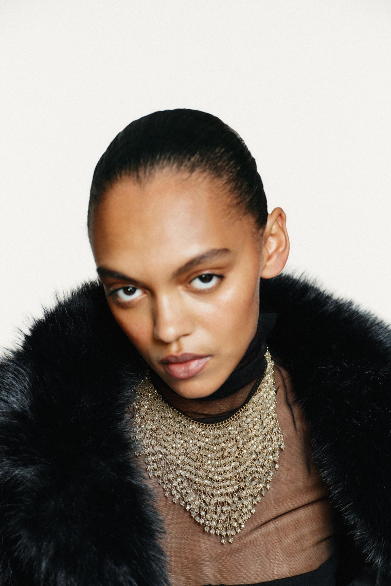 Колье с блестками и каскадом бусин