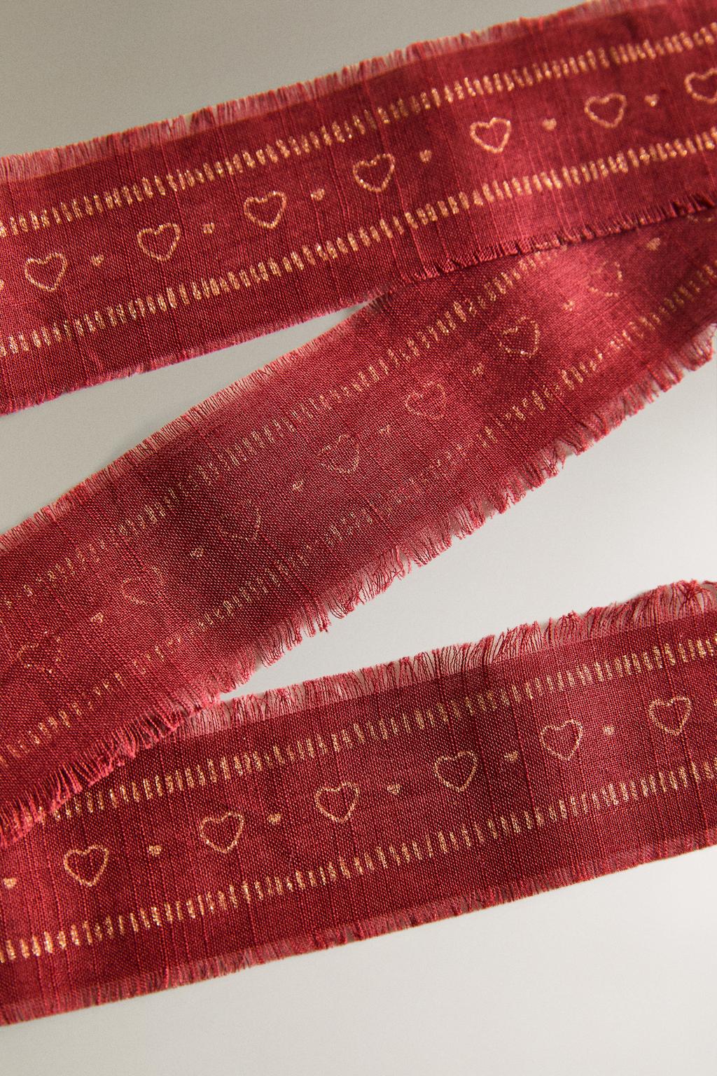 Ленточка для упаковки подарков с сердечком и бахромой