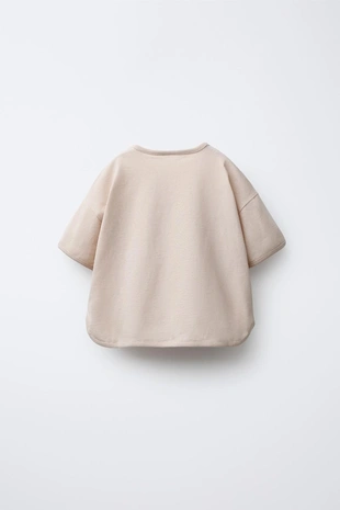 Футболка с текстовыми нашивками