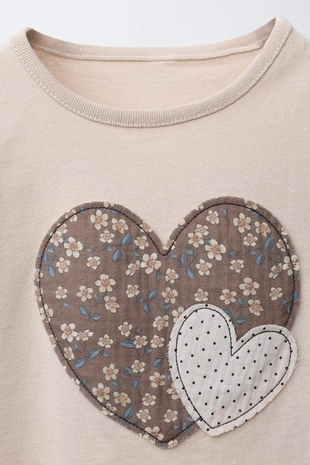 Футболка с текстовыми нашивками