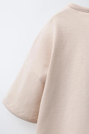 Футболка с текстовыми нашивками