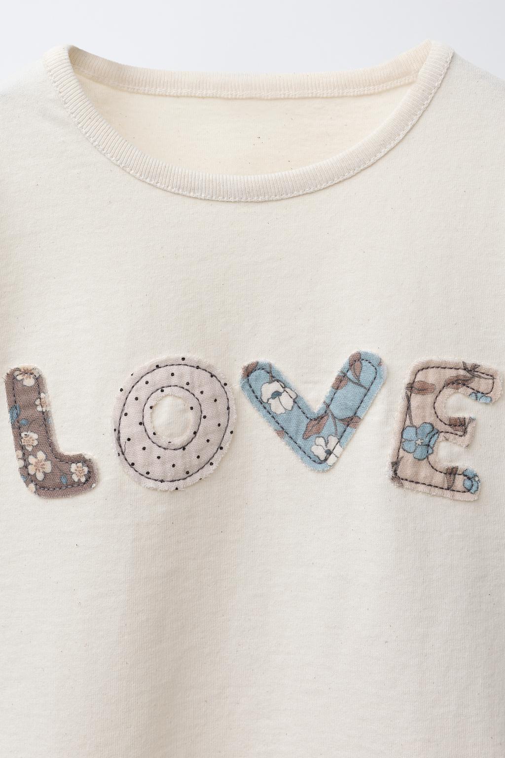 ФУТБОЛКА С ТЕКСТОВЫМИ НАШИВКАМИ