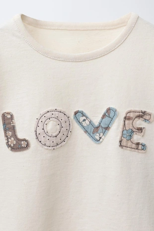 Футболка с текстовыми нашивками- Заказать в России