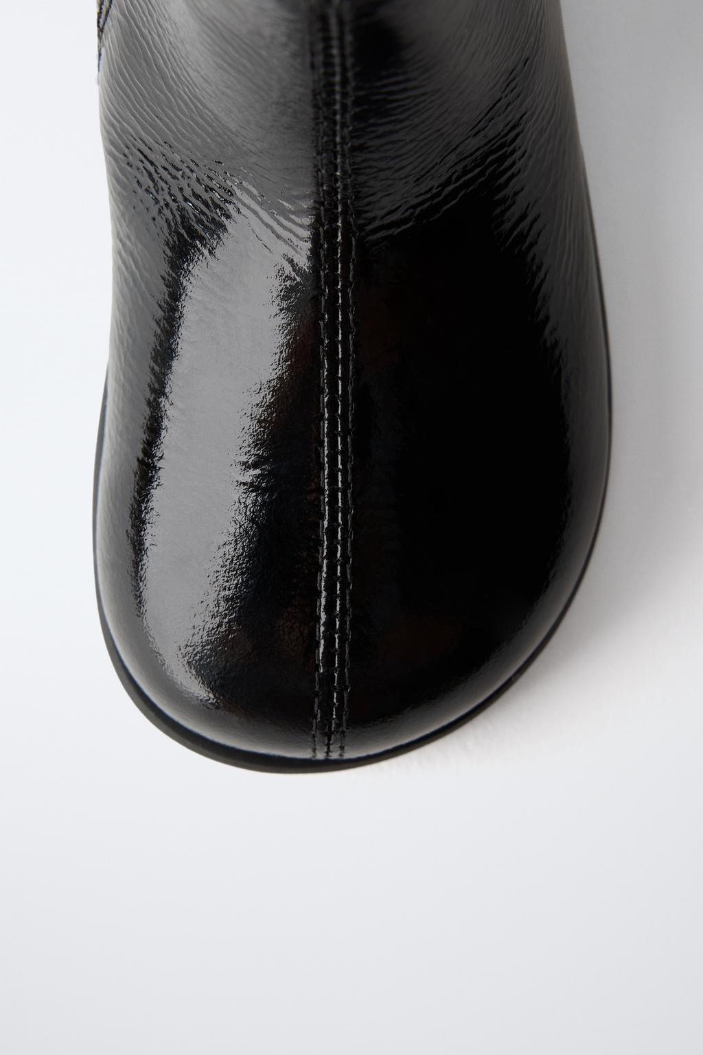 Утепленные кожаные ботинки с тиснением