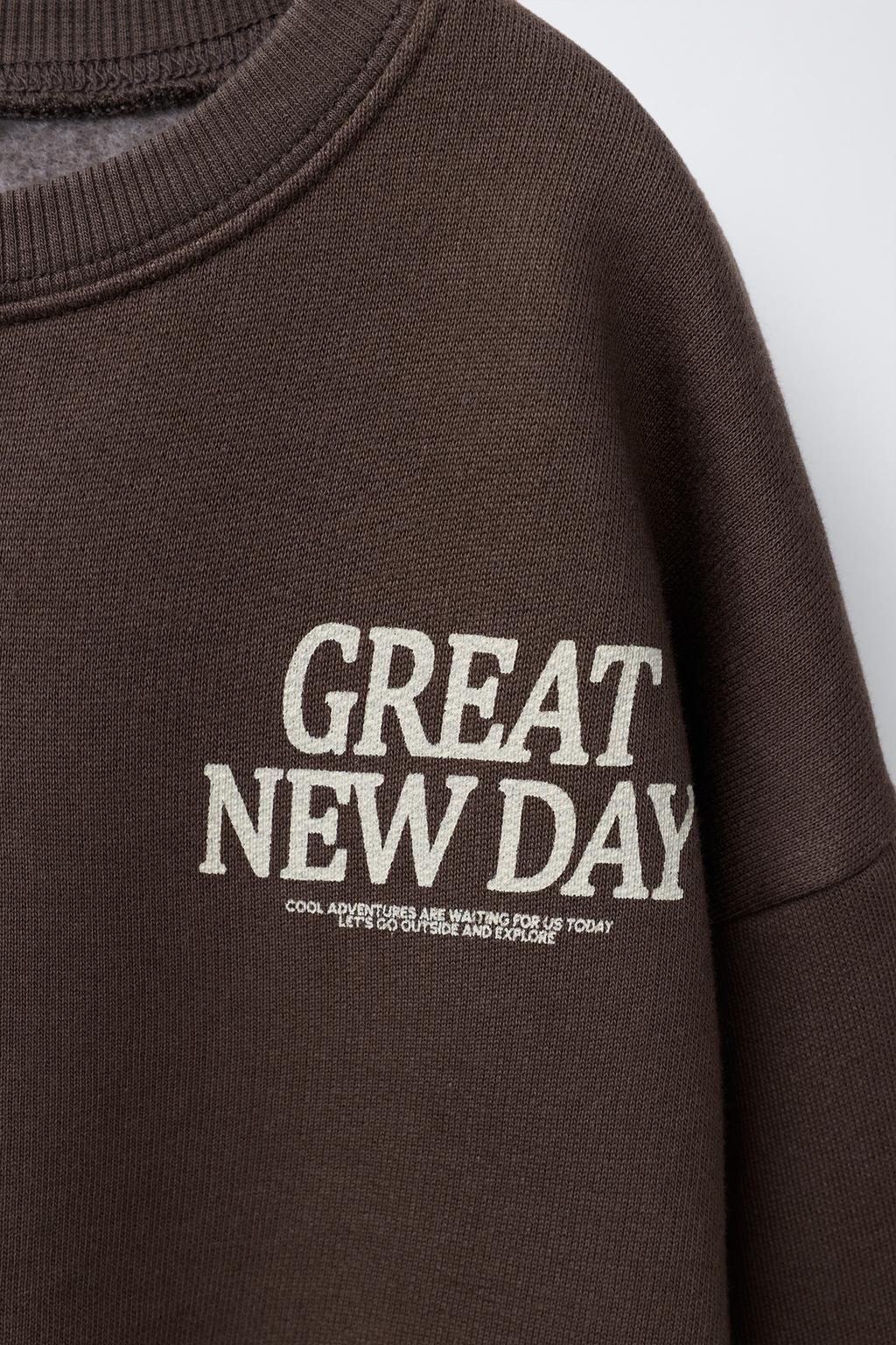 КОМПЛЕКТ ИЗ ТОЛСТОВКИ И БРЮК С ПРИНТОМ