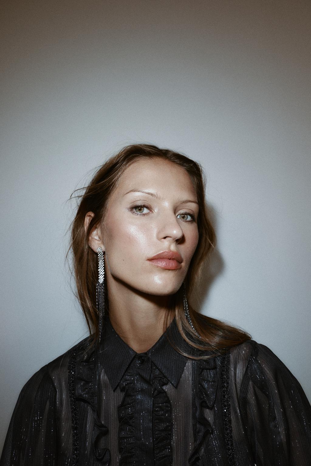 РУБАШКА ИЗ ПОЛУПРОЗРАЧНОЙ ТКАНИ С ВОЛАНАМИ И БУСИНАМИ