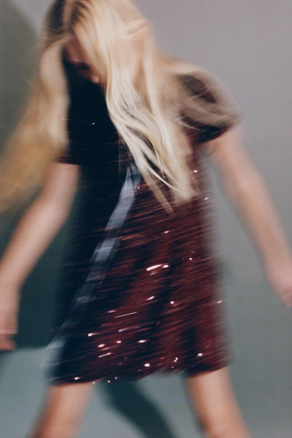 ПЛАТЬЕ С ПАЙЕТКАМИ И БАРХАТНЫМ БАНТОМ