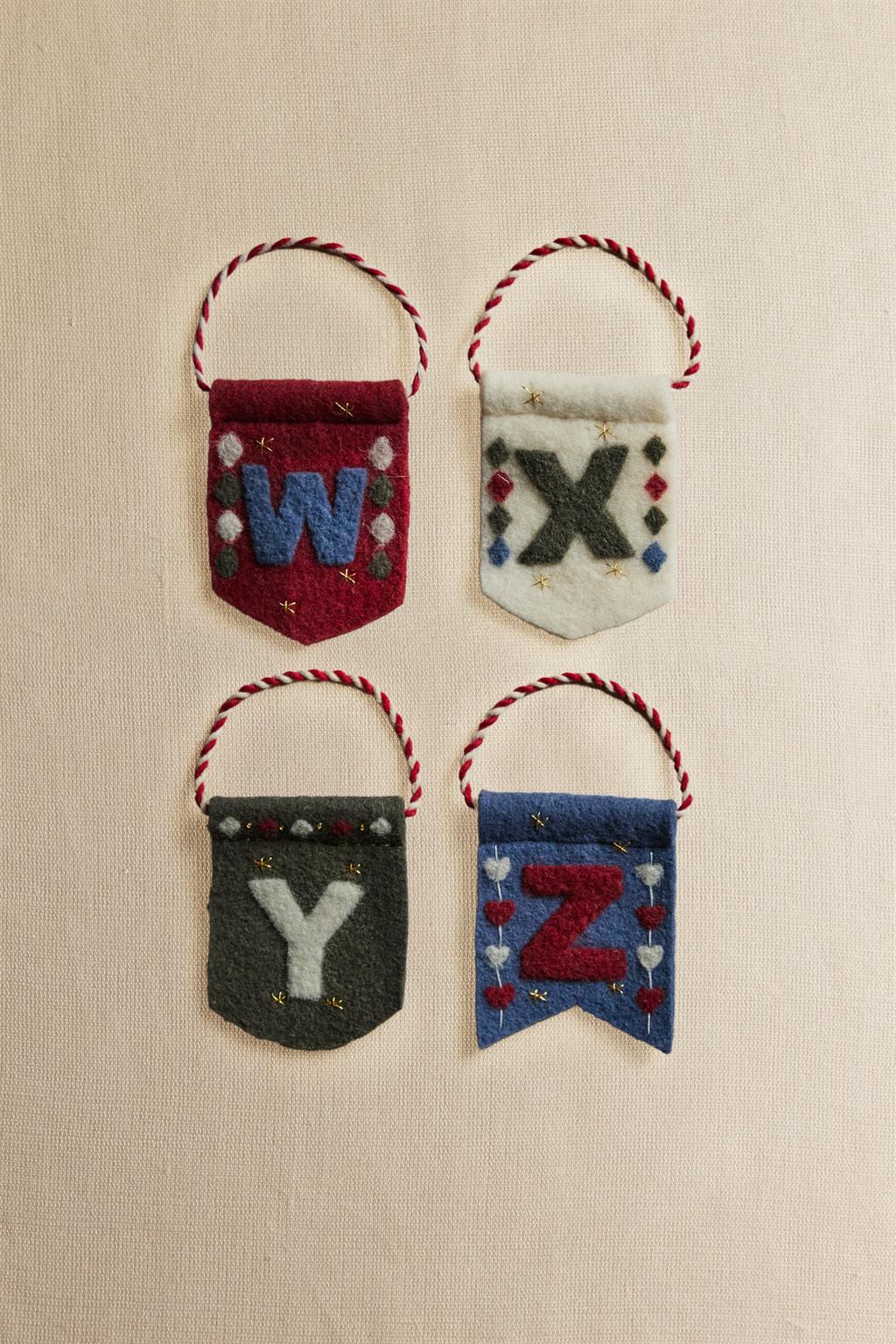 Новогоднее украшение флаг с буквой (w-z)