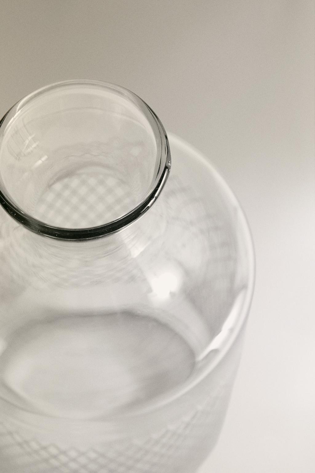 Бутылка из резного стекла