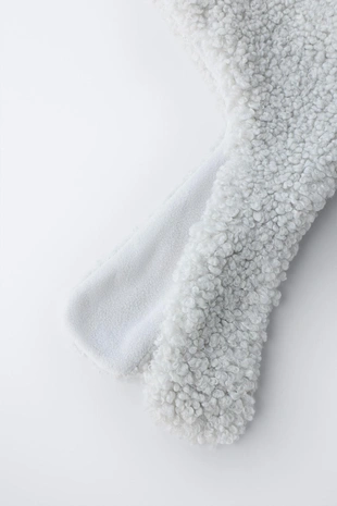 Шапка из искусственного меха с деталью на шее- Заказать в России