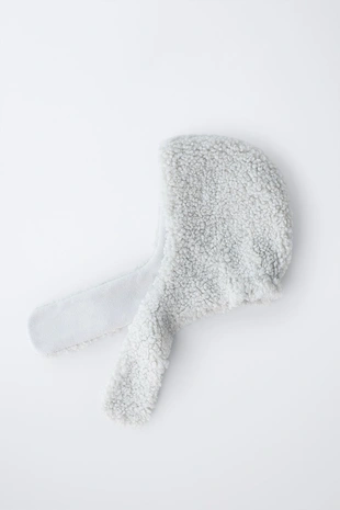 Шапка из искусственного меха с деталью на шее- Заказать в России