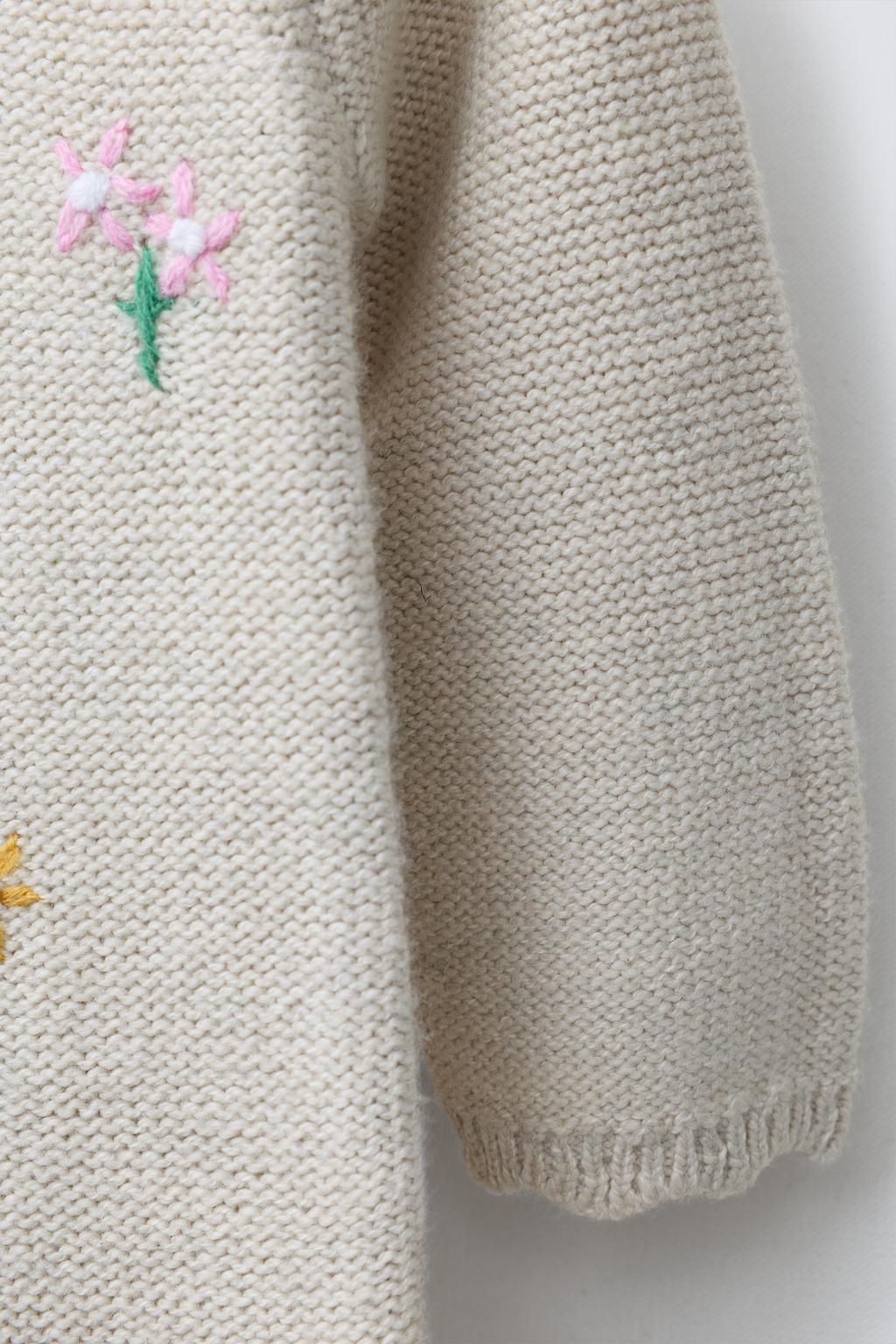 ВЯЗАНЫЙ КОМБИНЕЗОН С ВЫШИВКОЙ ЦВЕТОВ