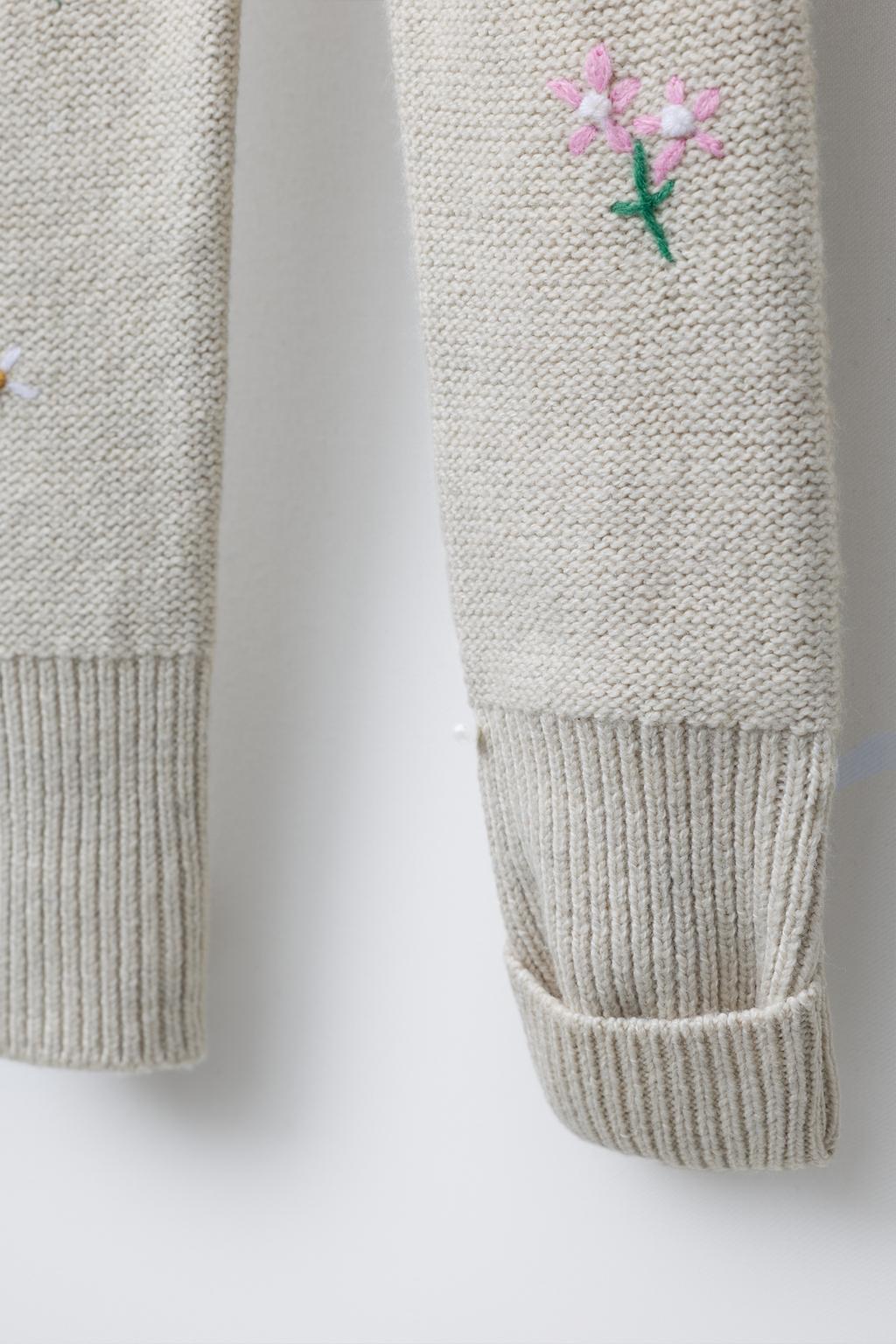 ВЯЗАНЫЙ КОМБИНЕЗОН С ВЫШИВКОЙ ЦВЕТОВ