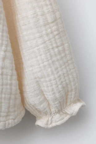 Рубашка из рельефной ткани с контрастным волнистым воротником- Заказать в России