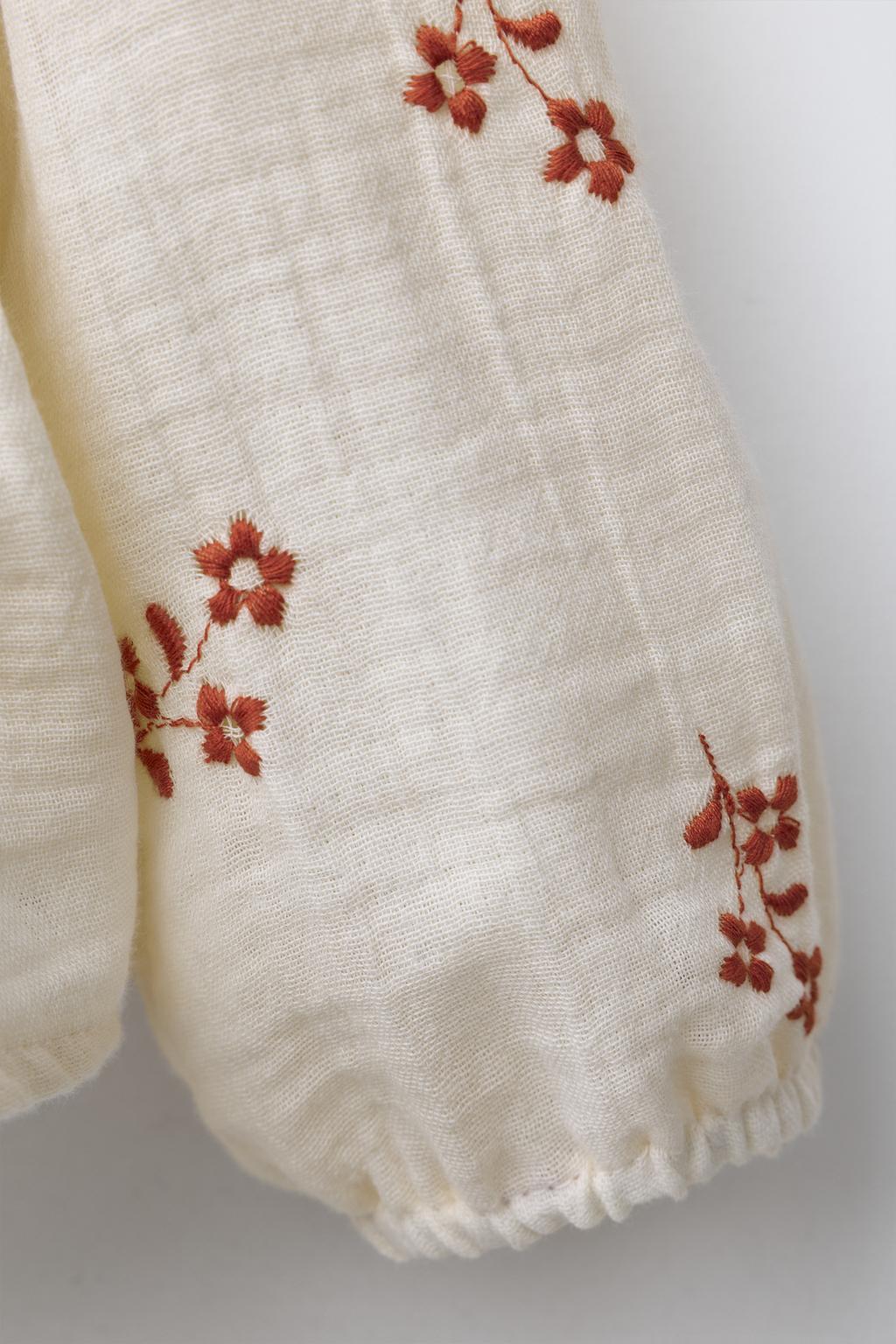 БЛУЗА С ВЫШИТЫМИ ЦВЕТАМИ И КРУЖЕВОМ