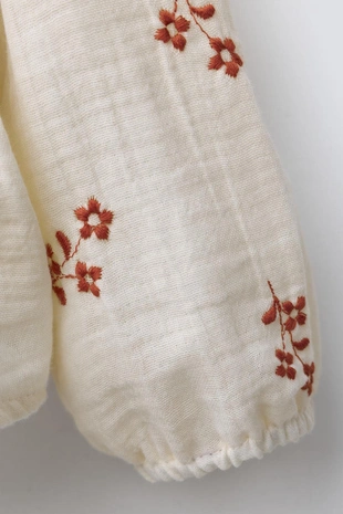 Блуза с вышитыми цветами и кружевом- Заказать в России