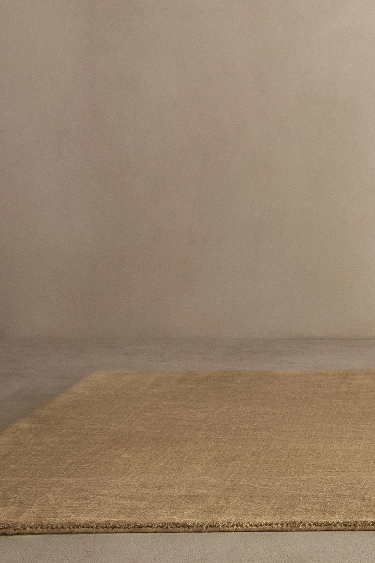 Шерстяной ковер с однотонным дизайном