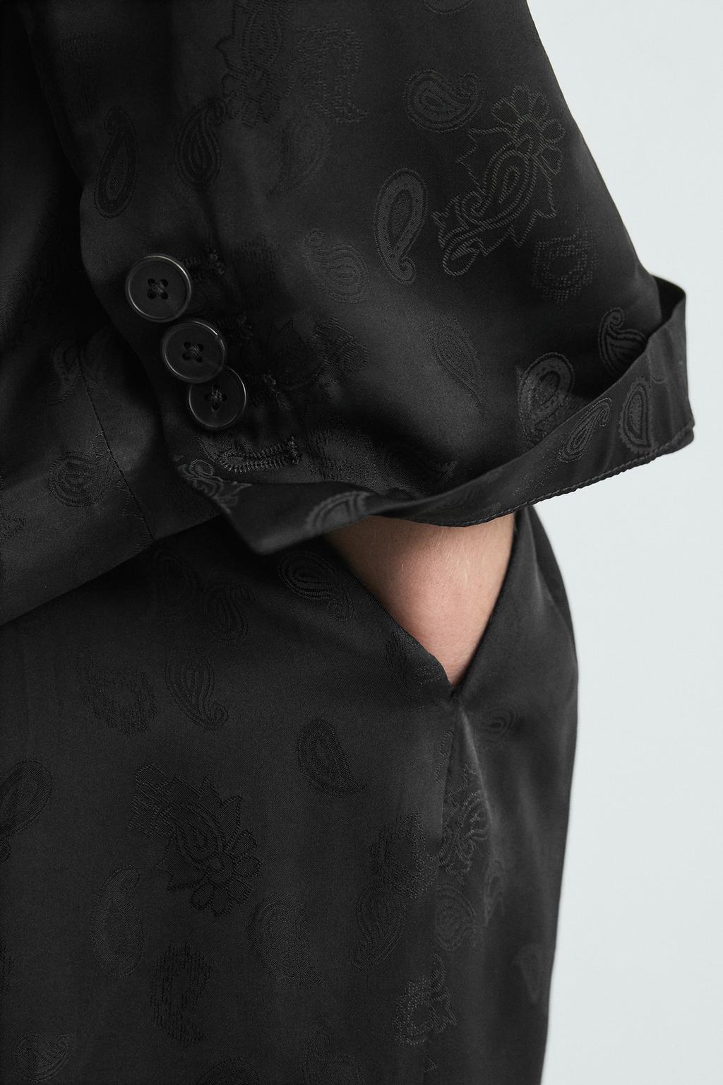 СТРУЯЩИЙСЯ КОСТЮМНЫЙ БЛЕЙЗЕР ИЗ ЖАККАРДА ПЕЙСЛИ - LIMITED EDITION