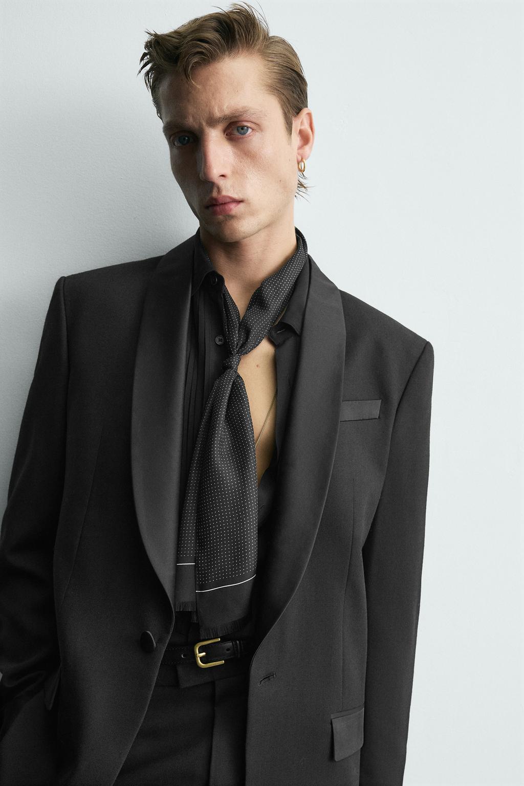 КОСТЮМНЫЙ БЛЕЙЗЕР ИЗ ШЕРСТИ С ВОРОТНИКОМ В СТИЛЕ СМОКИНГА