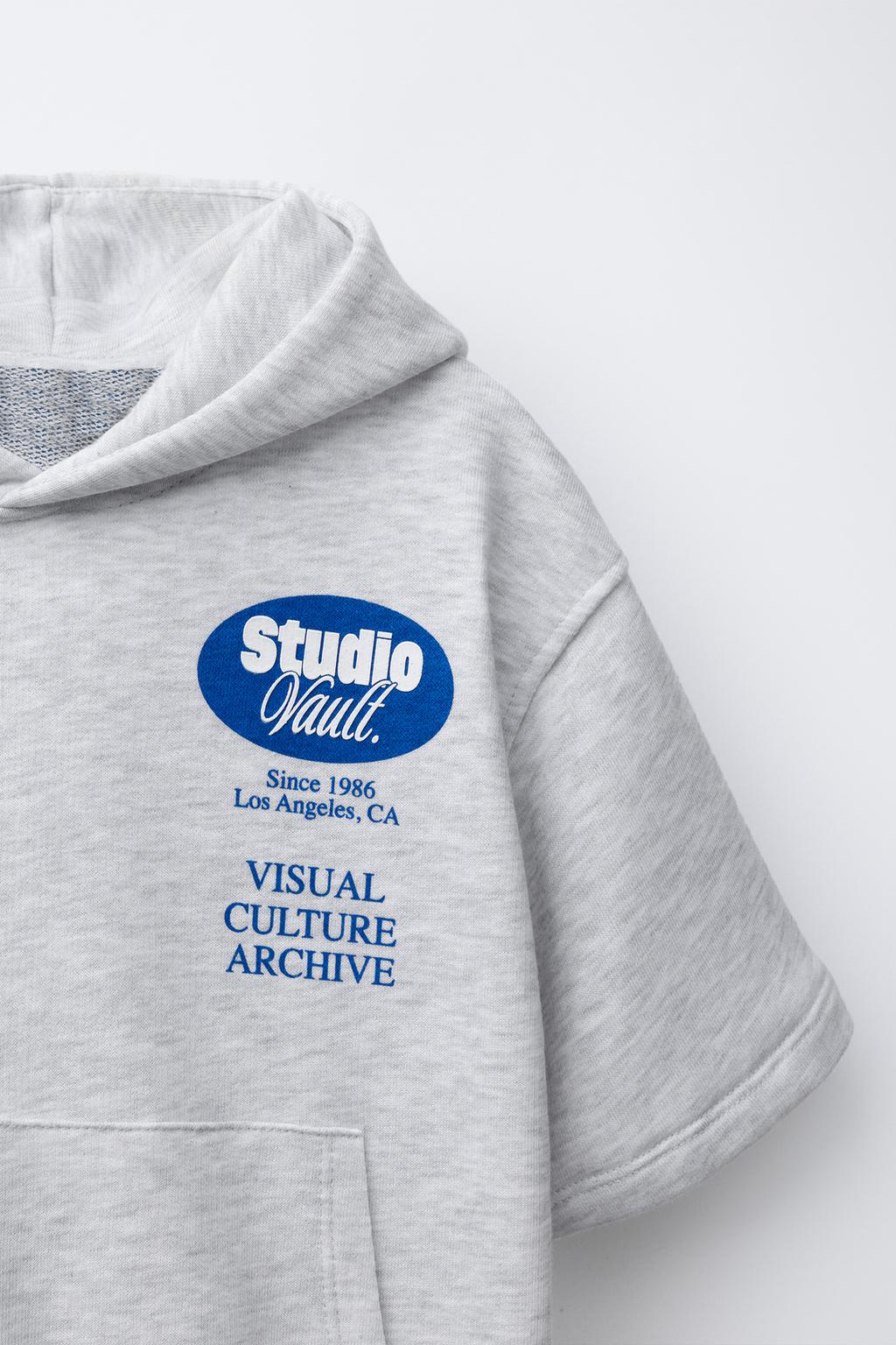 ТОЛСТОВКА С КОРОТКИМИ РУКАВАМИ И РЕЛЬЕФОМ