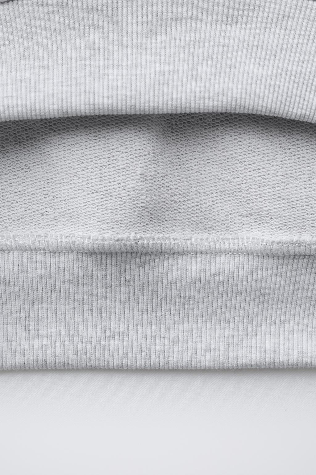 ТОЛСТОВКА С КОРОТКИМИ РУКАВАМИ И РЕЛЬЕФОМ