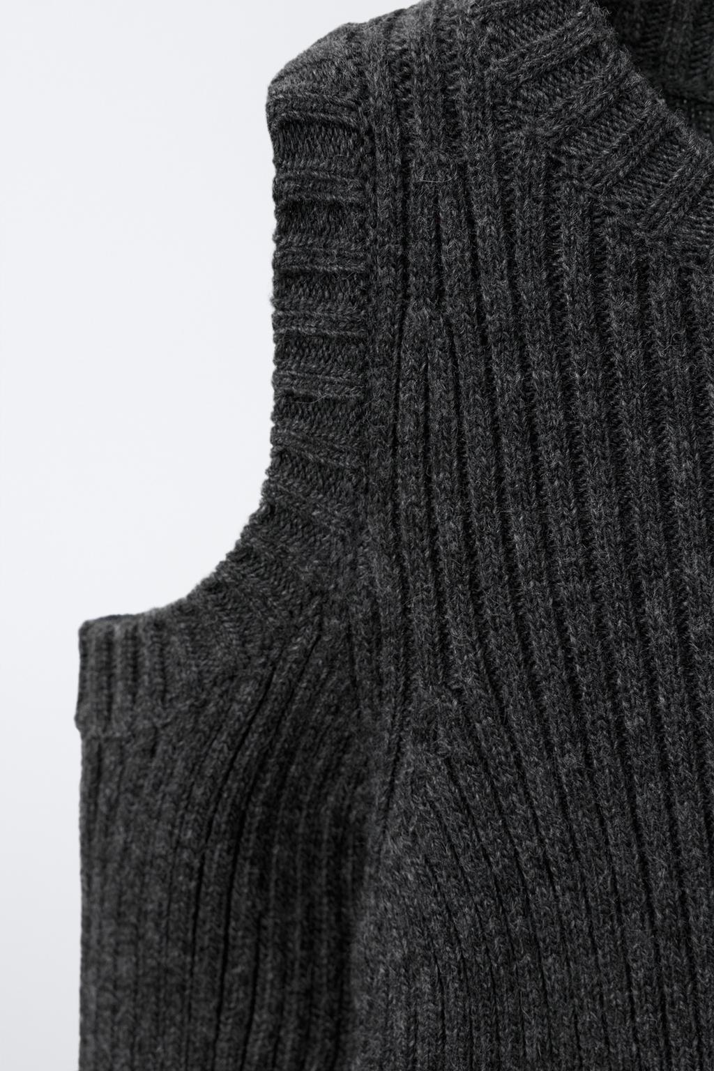 ВЯЗАНЫЙ СВИТЕР С ВЫРЕЗАМИ И ВЫШИТОЙ ЗВЕЗДОЙ