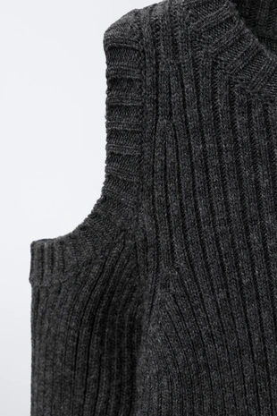 Вязаный свитер с вырезами и вышитой звездой- Заказать в России