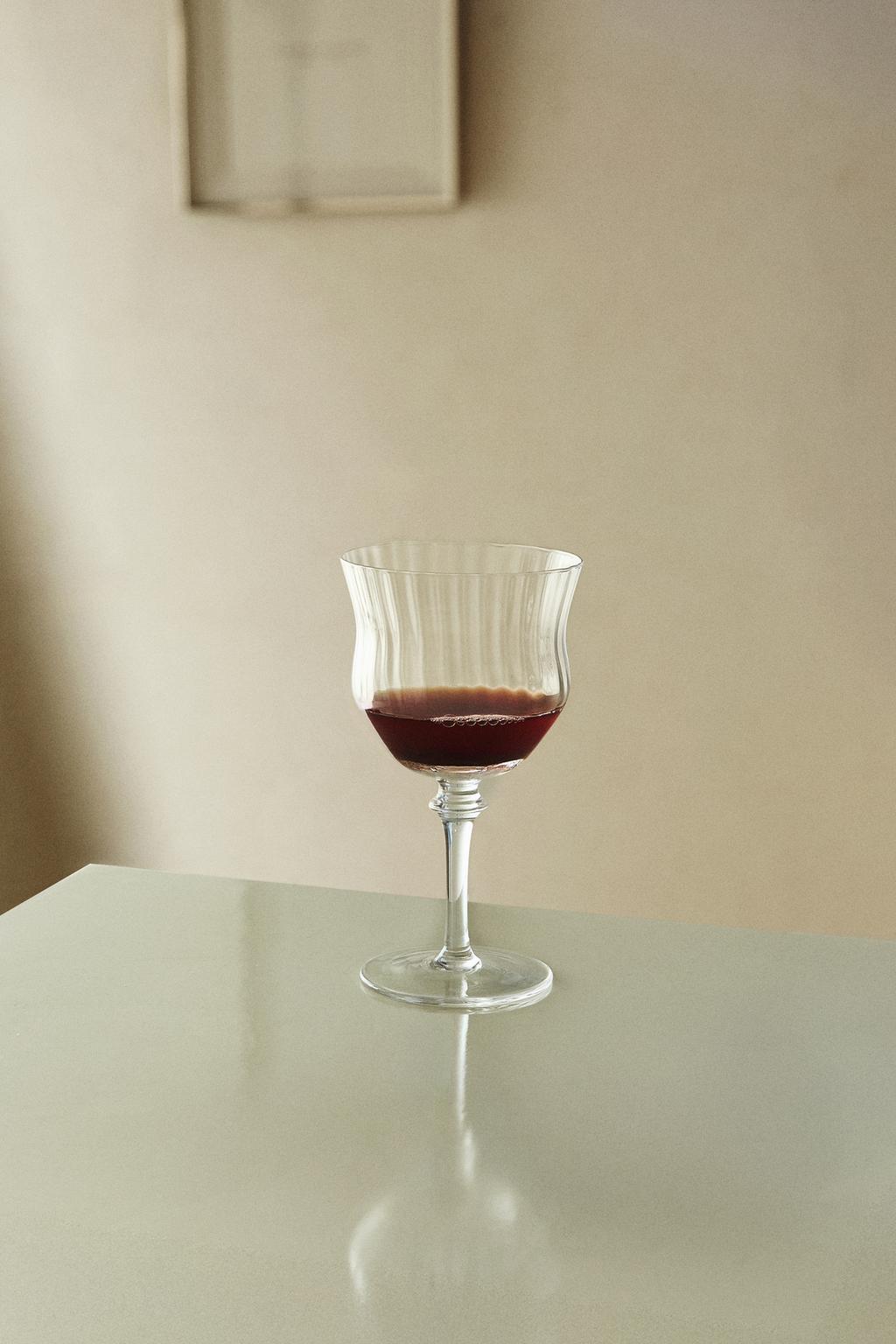 Бокал с изогнутым дизайном для вина